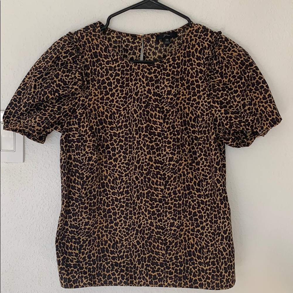 Cotton short sleeve leopard print shirt.